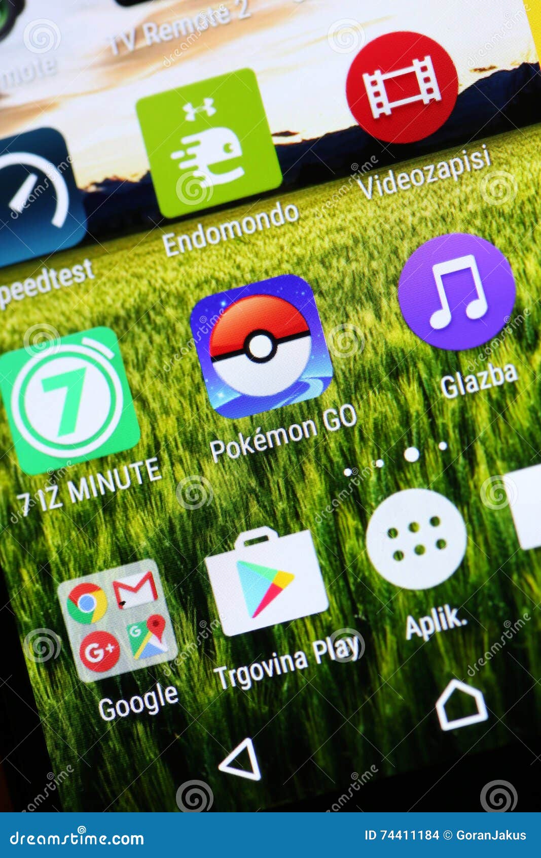 Pokemon iść app. VELIKA GORICA, CHORWACJA LIPIEC 15, 2016: Makro- zakończenie w górę wizerunku Pokemon Iść gemowa app ikona wśród innych ikon na smartphone przyrządzie Pokemon Iść jest popularnym rzeczywistości wirtualnej grze dla urządzeń przenośnych