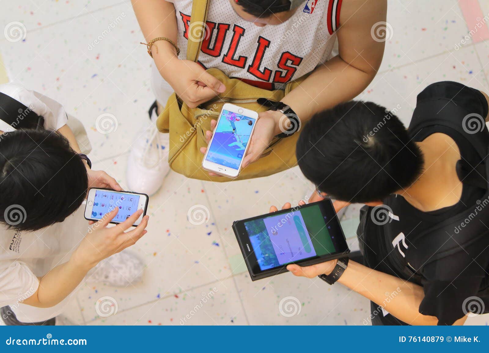 Pokemon va. Los jugadores juegan el Pokemon en la alameda de compras, Tsim Sha Tsui, Hong Kong