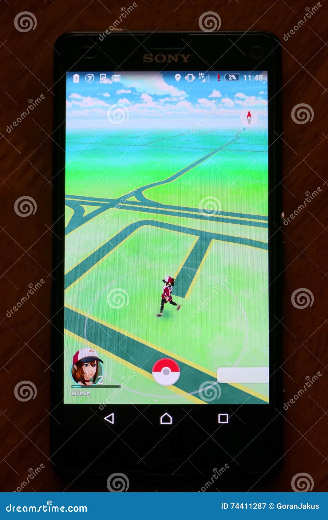 Pokemon va app. VELIKA GORICA, CROACIA 15 DE JULIO DE 2016: Smartphone en la tabla con Pokemon va, un juego móvil aumentado libre-a-juego de la realidad desarrollado por Niantic para el IOS y los dispositivos de Android