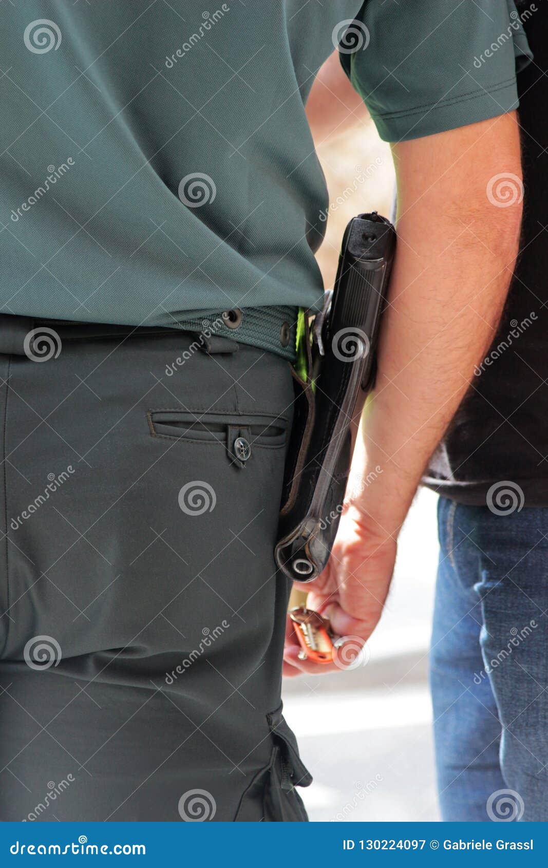 Policía Que Lleva Una Pistola En Una Pistolera De La Correa, Vista  Posterior Imagen de archivo - Imagen de seguridad, verde: 130224097