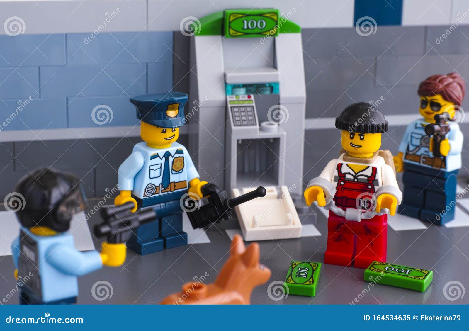 Policías De Lego Arrestaron A Ladrones Que Hackearon Cajero Automático Imagen editorial - Imagen de lego, hackearon: 164534635