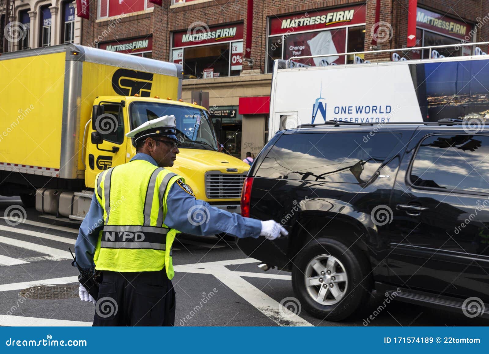 Police Officer Directing Traffic In New York City Usa Editorial Stock