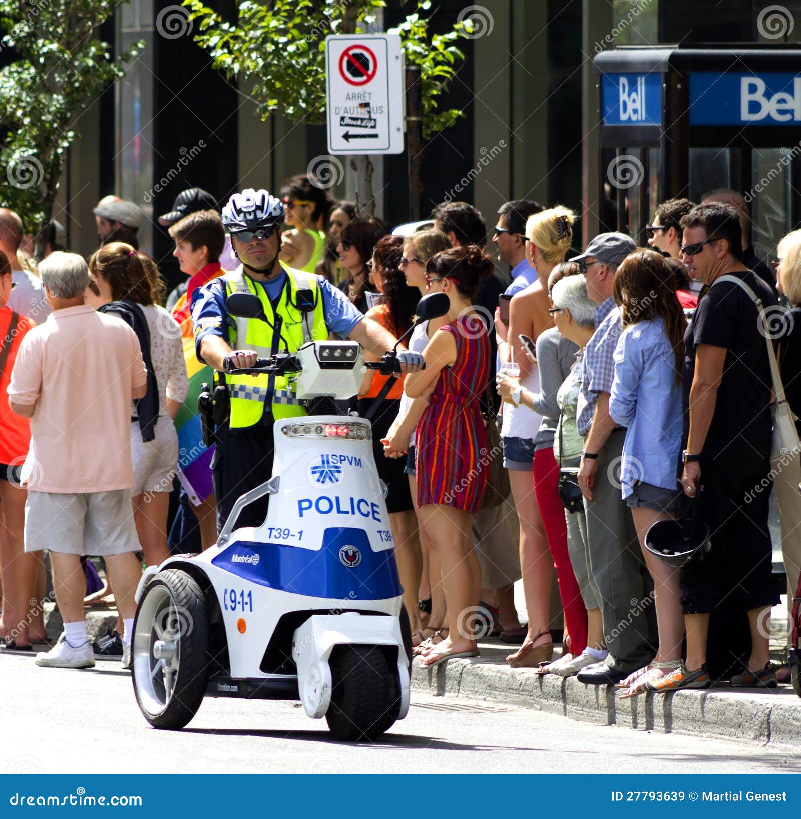 Montreal Policja na trike target1348_1_ niektóre panowanie nad tłumem podczas parady
