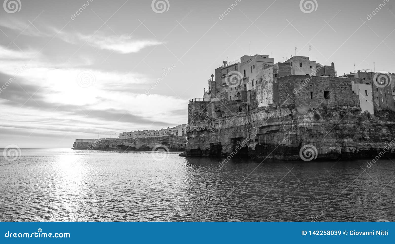 Polignano une ville de la jument A donnant sur la mer dans la province de Bari en Puglia