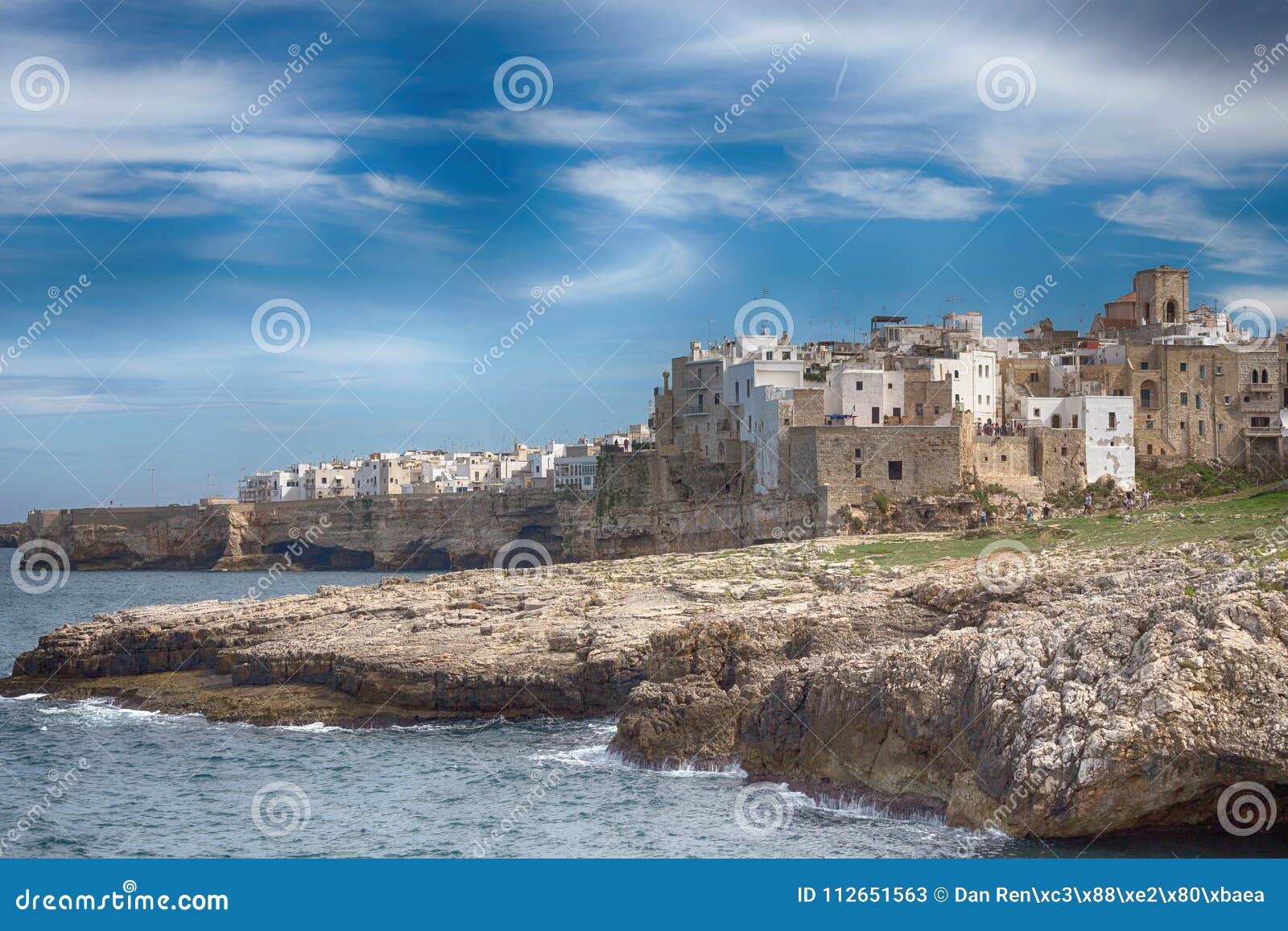 Polignano конематка, в Apulia, Италия Провинция Бари, южная Италия адриатическое море. Polignano конематка, сценарный маленький город построенный на утесах в Apulia, Италии Провинция Бари, южная Италия адриатическое море