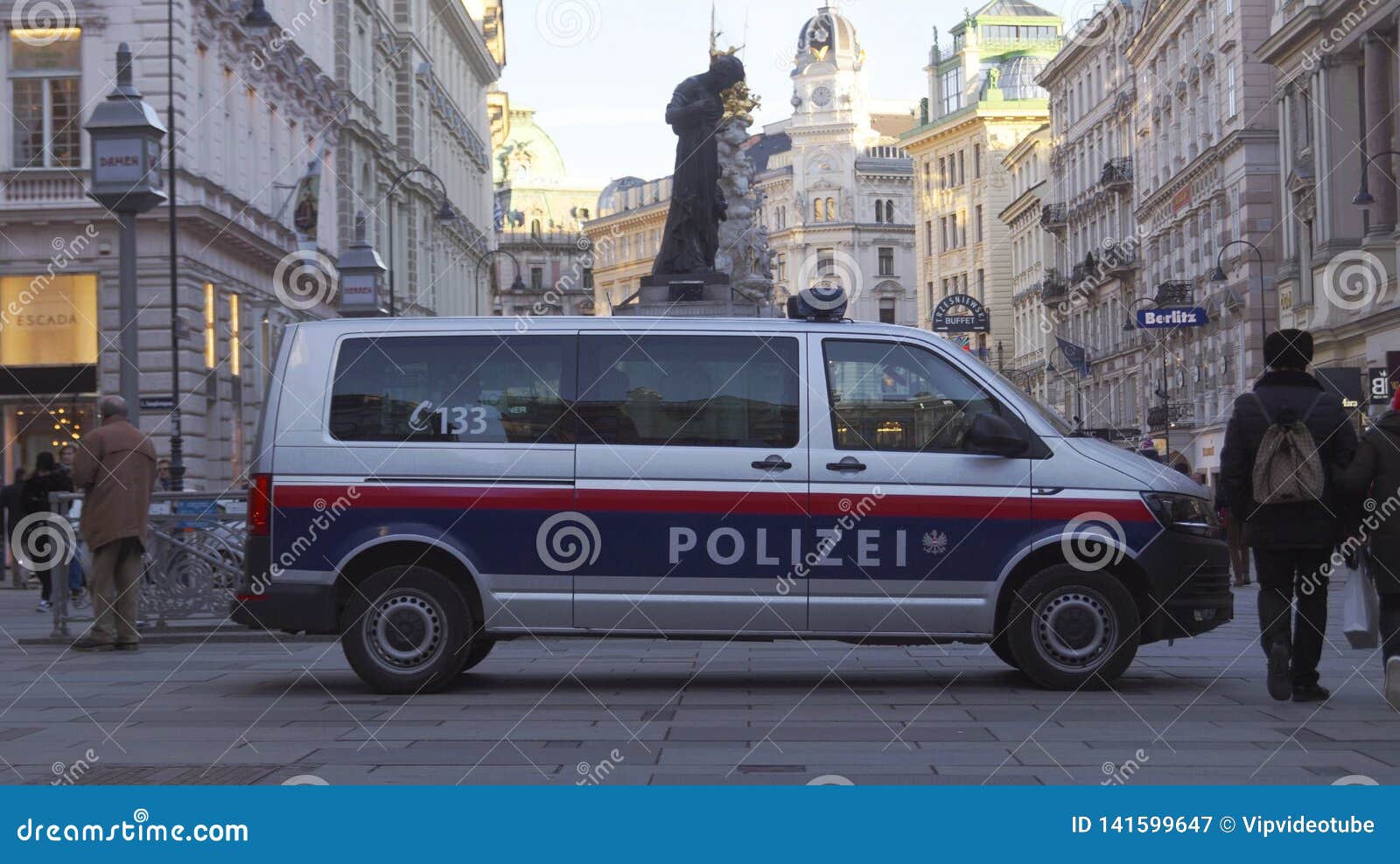 Polisbil på Stephansplatz i Wien 2019