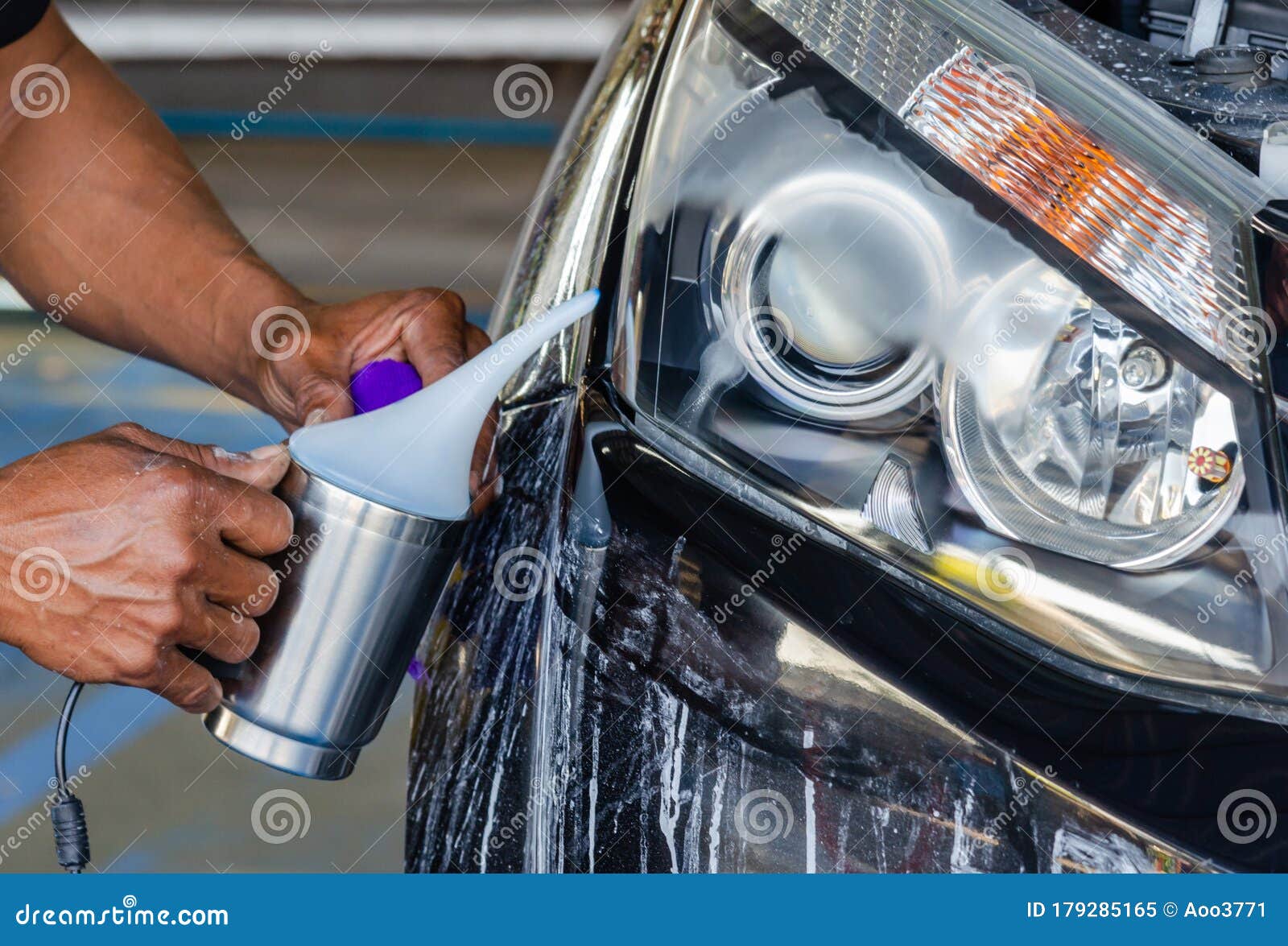 Polissage Des Phares De Voiture Image stock - Image du industrie