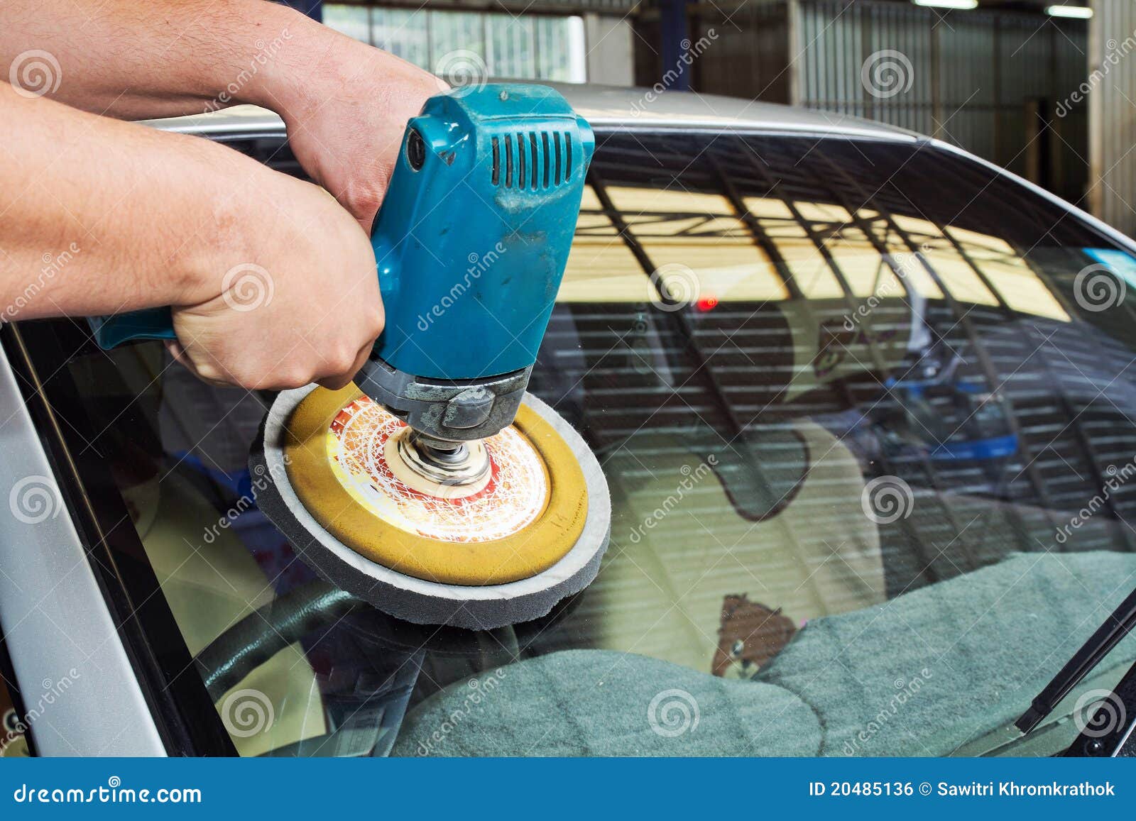 Polissage En Verre De Véhicule Avec La Machine De Mémoire Tampon De Pouvoir  Photo stock - Image du appareil, peinture: 20485136