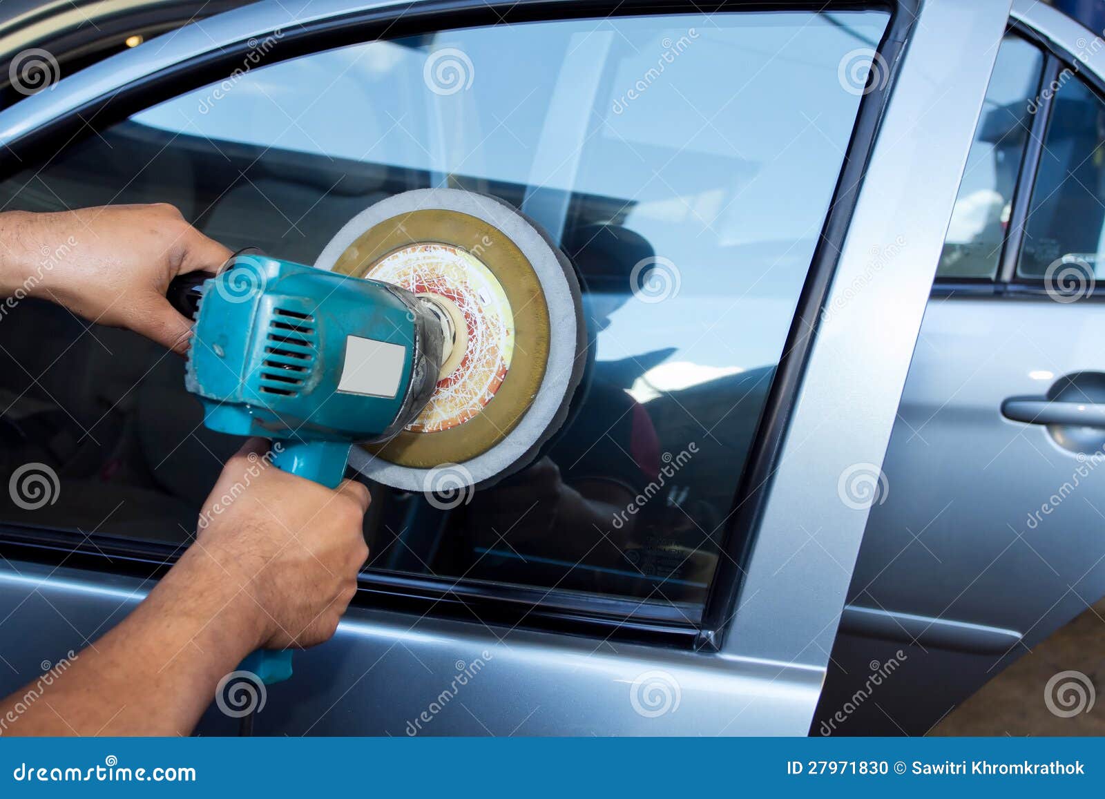 Polissage En Verre De Véhicule Avec La Machine De Mémoire Tampon De Pouvoir  Photo stock - Image du poli, polisseur: 27971830