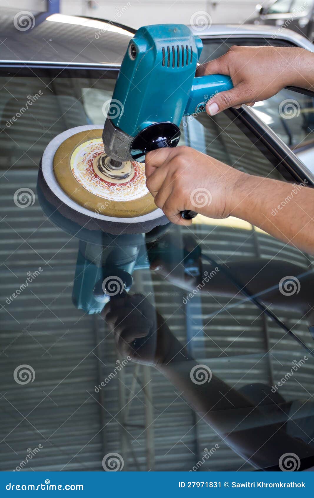 Polissage En Verre De Véhicule Avec La Machine De Mémoire Tampon De Pouvoir  Image stock - Image du technologie, brillant: 27971831