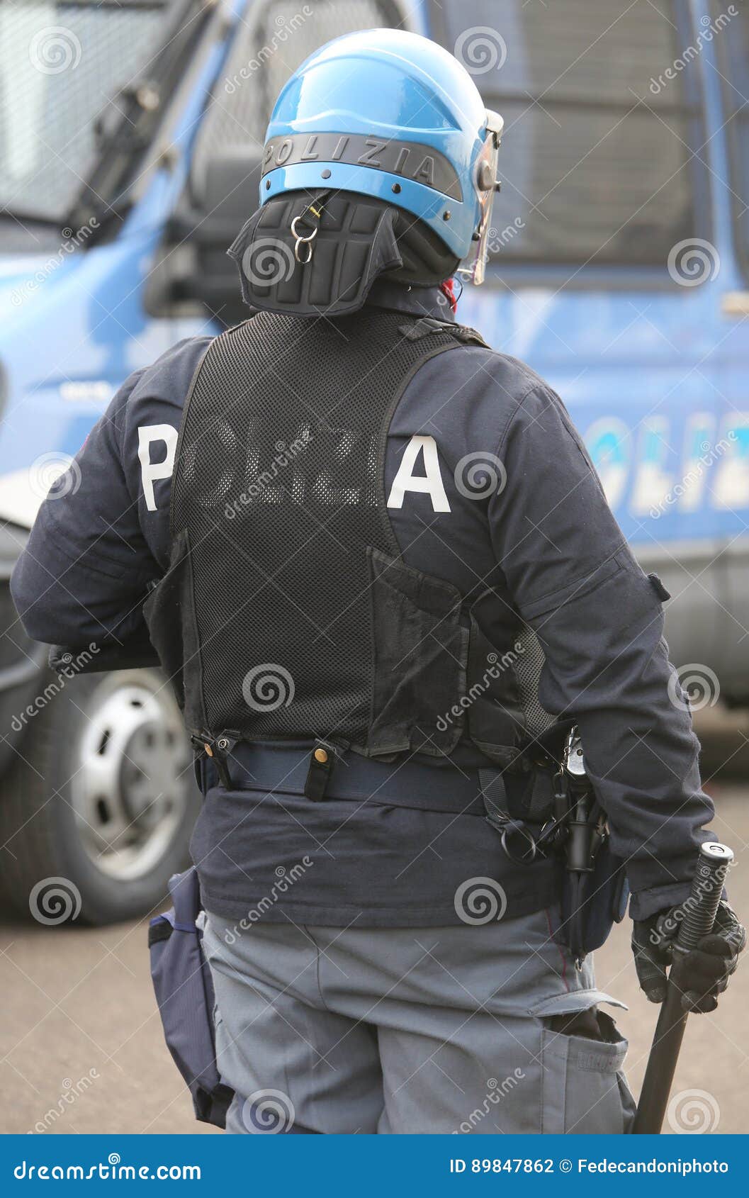 Polizei in Der Schutzausrüstung Mit Blauhelm Und Schlagstock in