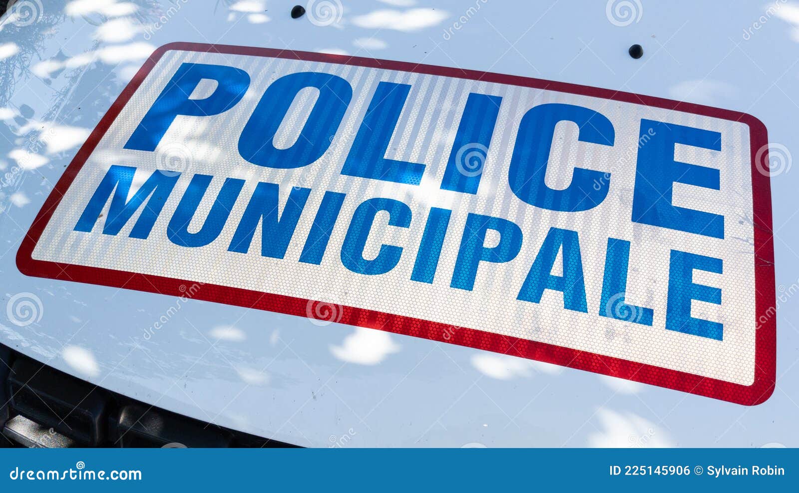 https://thumbs.dreamstime.com/z/polizei-kommunale-auto-haube-bedeutet-franz%C3%B6sisch-fahrzeug-mit-zeichen-logo-text-eine-225145906.jpg