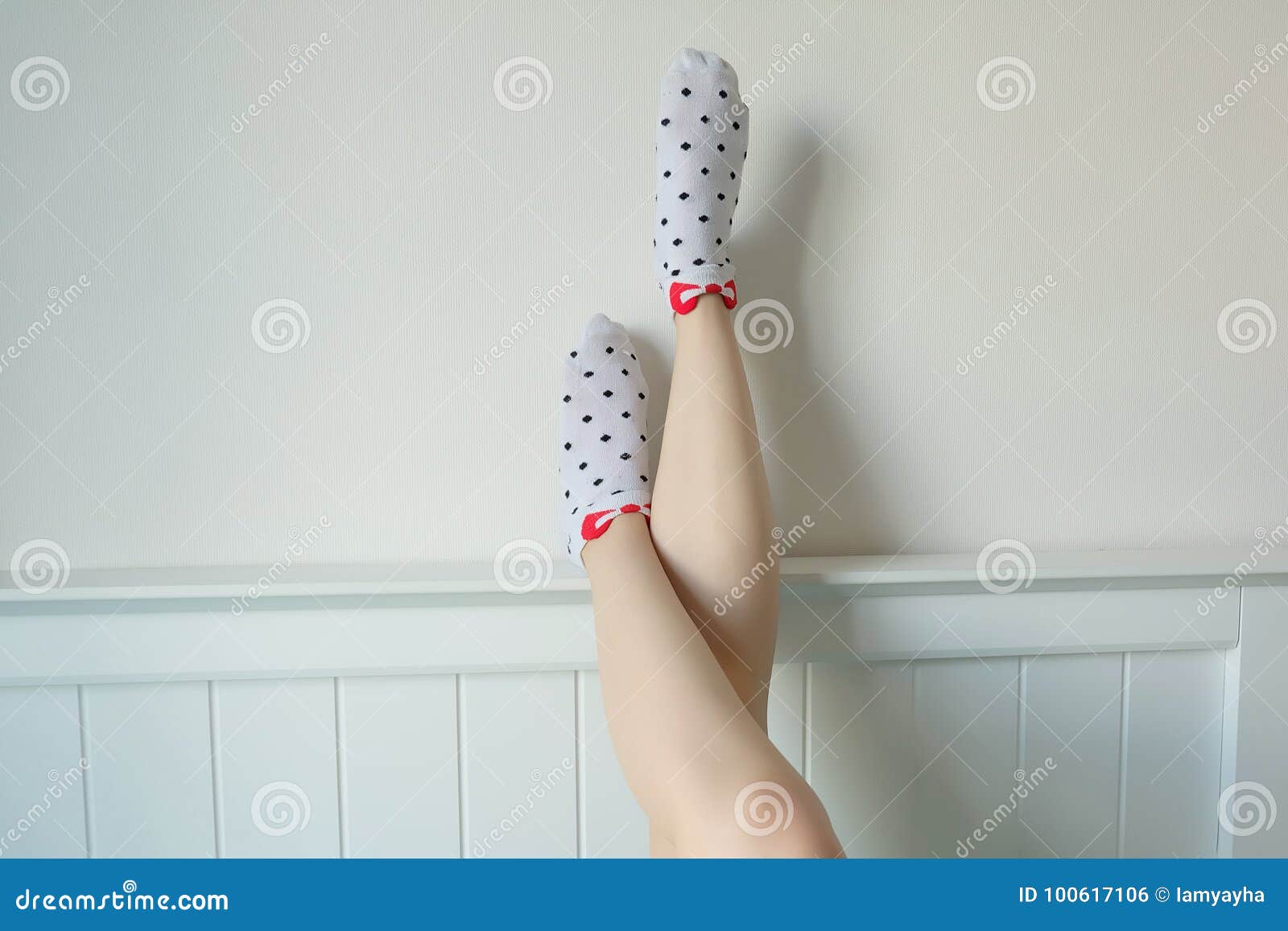 Киска в носочках. Девушки в носках. Девушки в белых носочках. Красивые ноги в носках. Женские ножки в носочках.