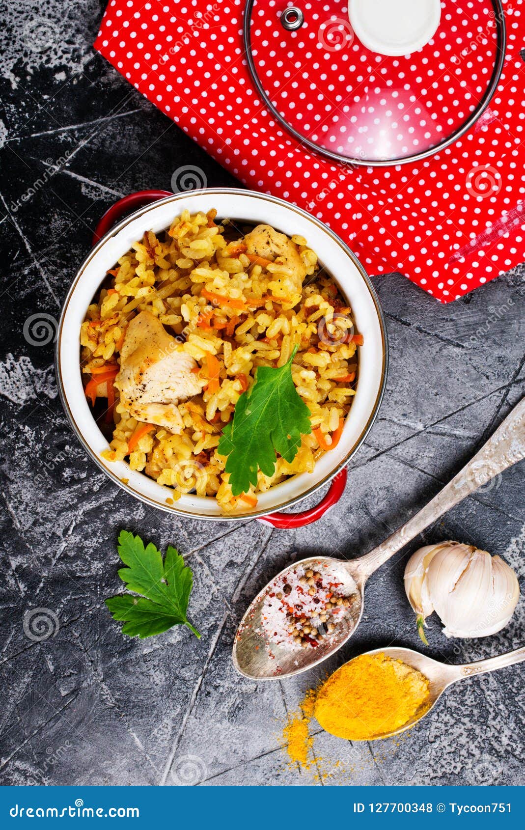 Pollo fritto con riso e la spezia dell'aroma