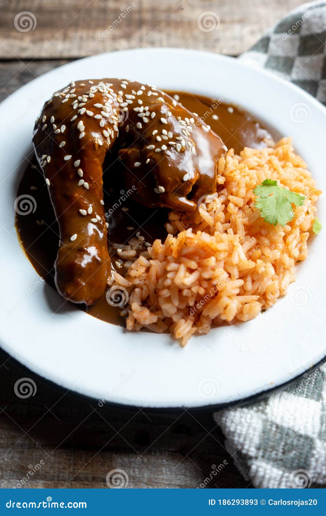 Pollo Mexicano Con Mole Y Arroz Rojo Imagen de archivo - Imagen de  delicioso, pollo: 186293893