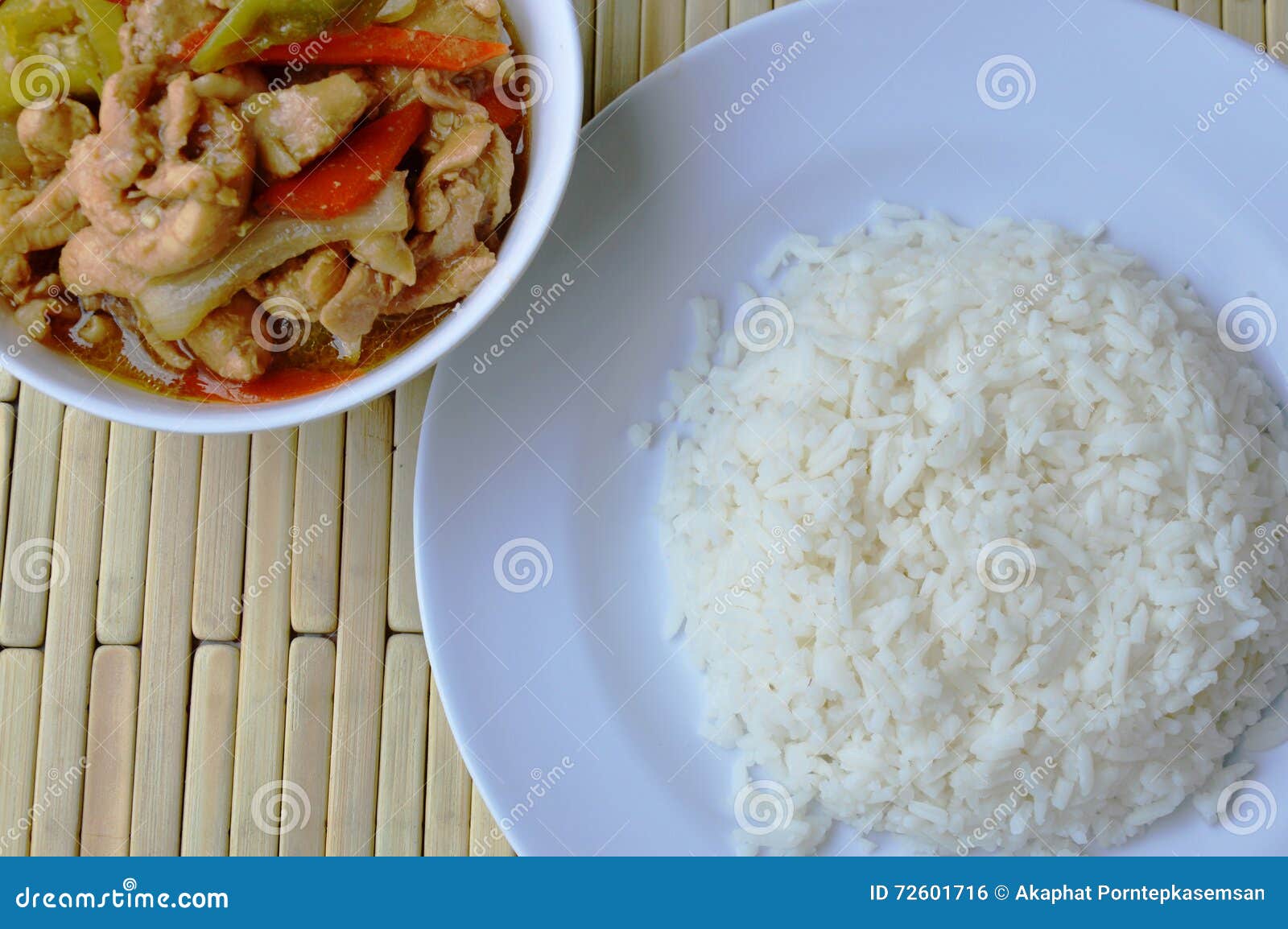 Pollo Sofrito Con El Chile Dulce Largo Y El Arroz Llano Foto de archivo