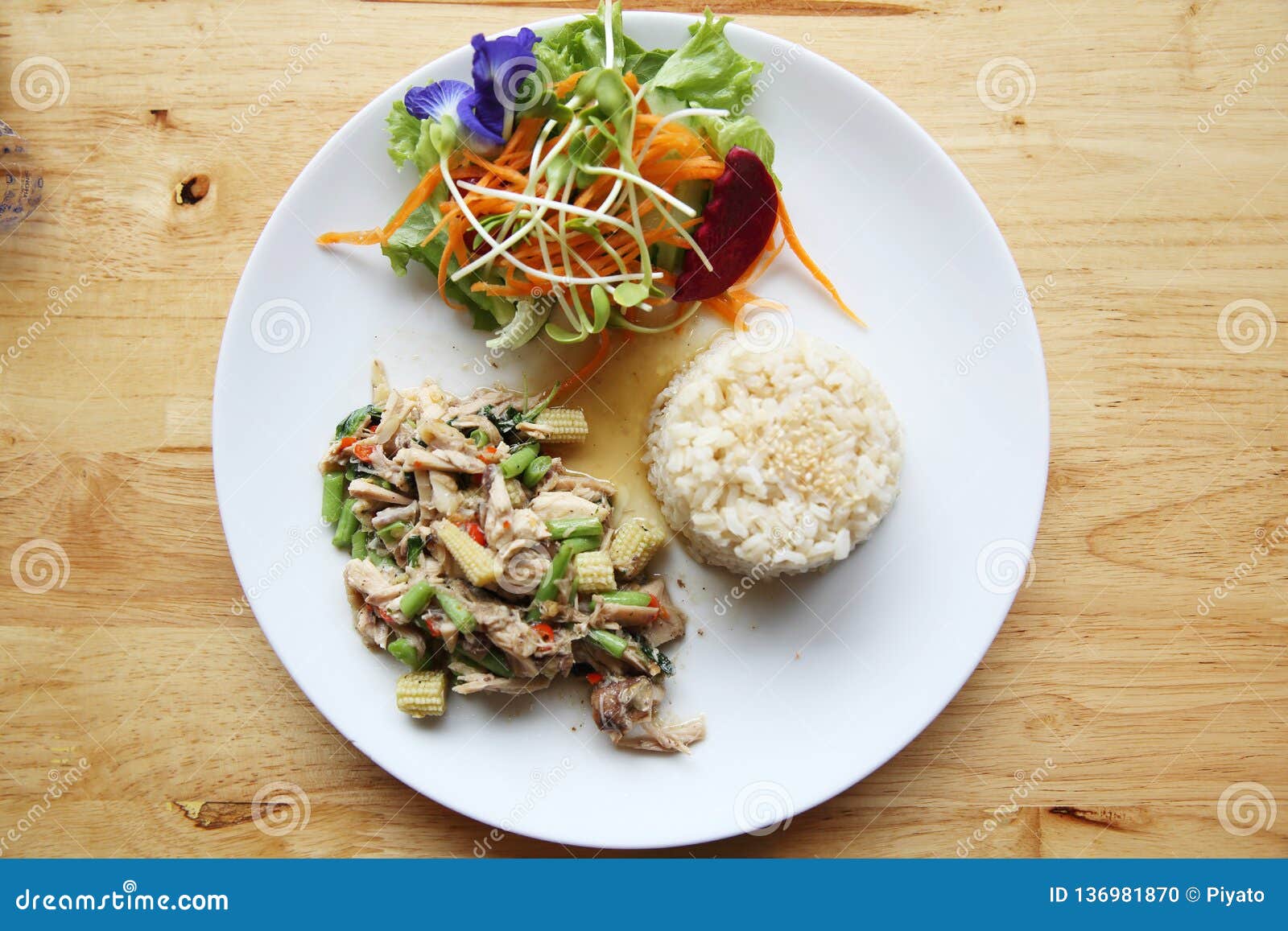 Pollo Sofrito Y Albahaca Servidos Con Arroz Foto de archivo Imagen de