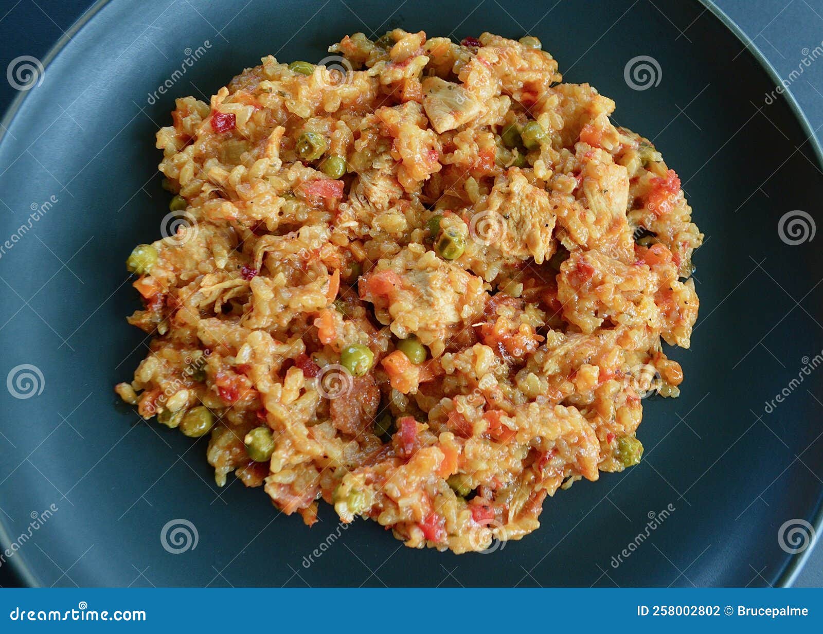 Pollo y chorizo paella foto de archivo. Imagen de almuerzo 258002802