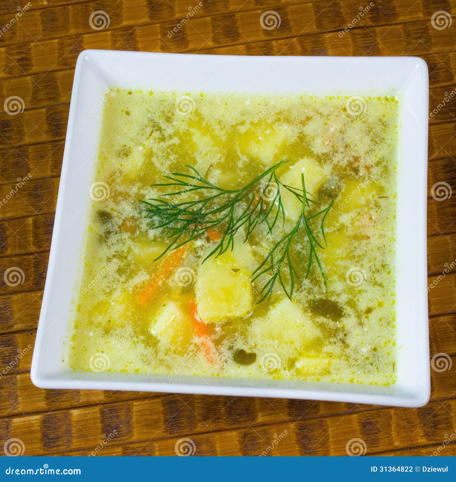 Polnische Gurkensuppe stockfoto. Bild von brot, essiggurken - 31364822