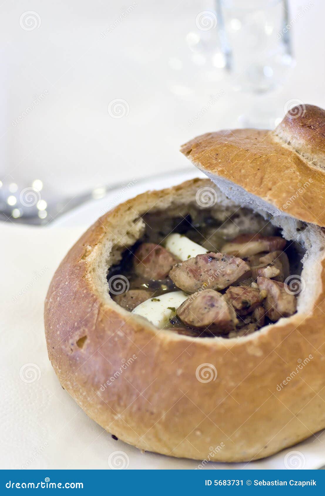 Polnische Suppe in der Brotschüssel. Eine traditionelle polnische Suppe nannte zurek gedient in einer eindeutigen Schüssel, die hergestellt wurde von den <a href="http://www.dreamstime.com/food-photos-and-table-settings-rcollection4782-resi208938" STYLE="font-size:13px; text-decoration: blink; color:#FF0000"><b>bread.MY NAHRUNGSMITTELfotos?</b></a>