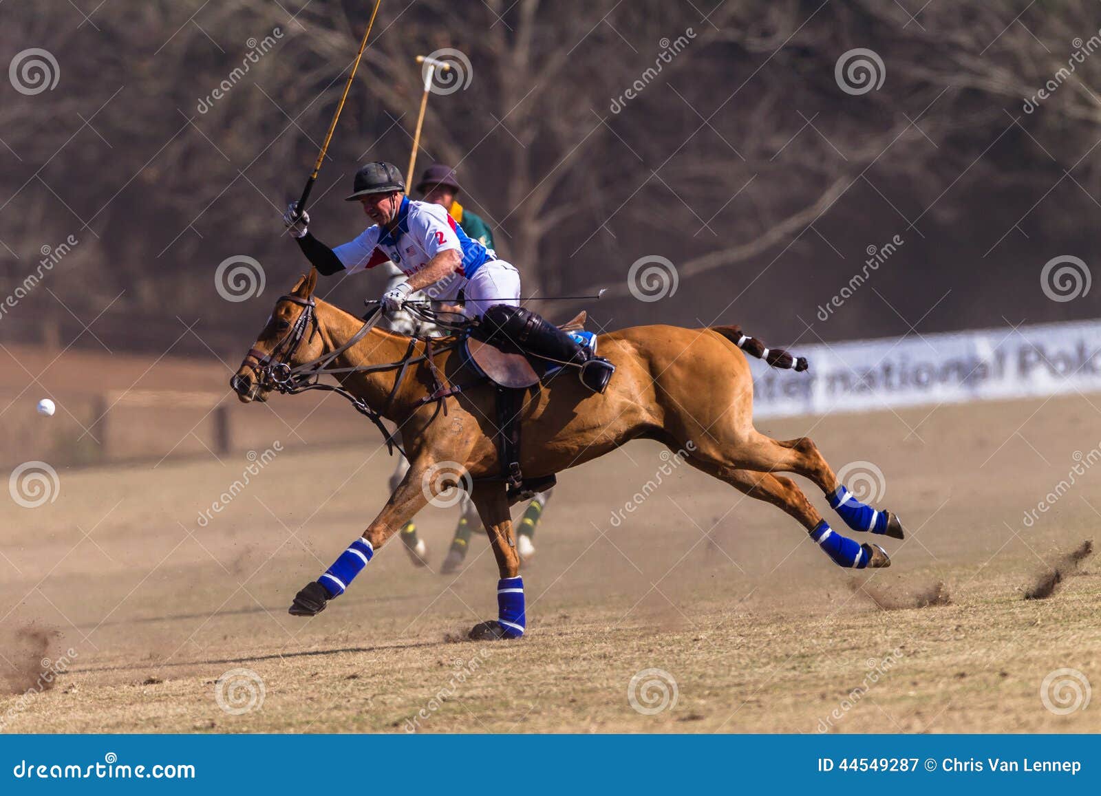 Polo Riders Horses Play Action. De poneys van Polo Players en van het paard in actie met de V.S. speelt de spelen van Zuid-Afrika bij de ruitergronden Hillcrest van Shongweni buiten Durban in Zuid-Afrika