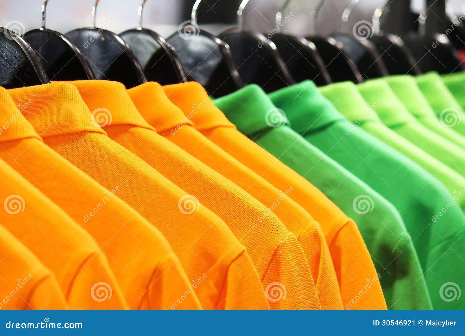 Pendurando Polo Shirts alaranjado e verde