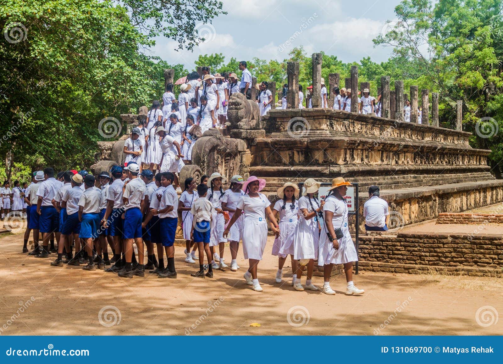 Шри ланка школы. Школьная форма в Шри Ланке. Школьная форма детей на Шри Ланке.. Школьная форма Шри Ланки мужская. Фото Шри Ланка школа ахугала длинная.