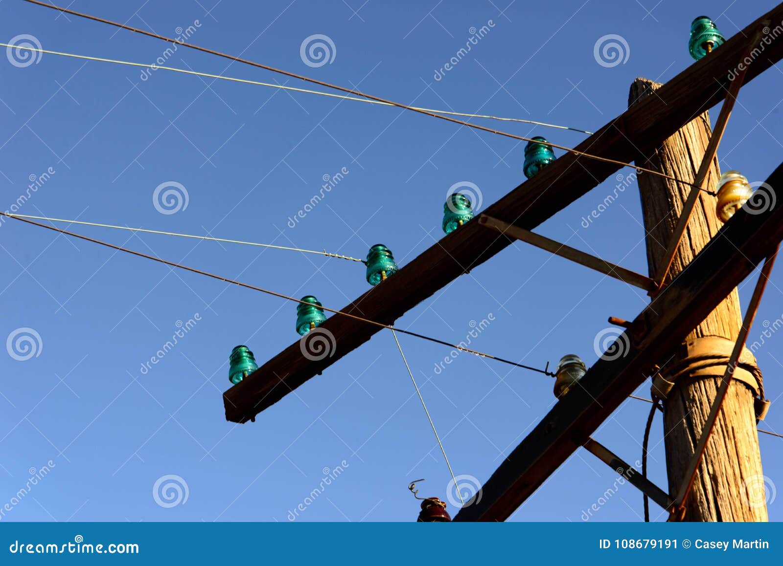 Polos De Poder De Madera Viejos Los Aisladores De Cristal Imagen de archivo - Imagen de cielo, azul: 108679191