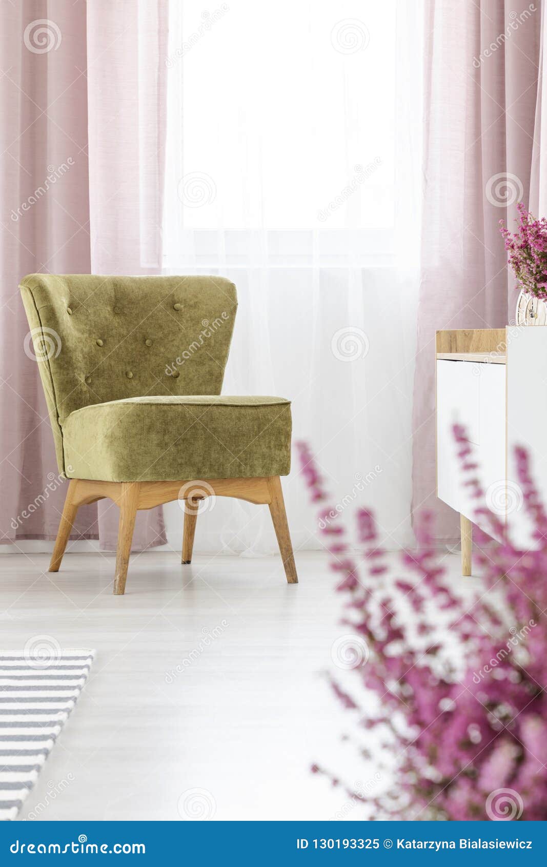 Poltrona Verde Verde Oliva Alla Moda in Salone Elegante Con Le Tende Lilla  Immagine Stock - Immagine di casa, fiore: 130193325