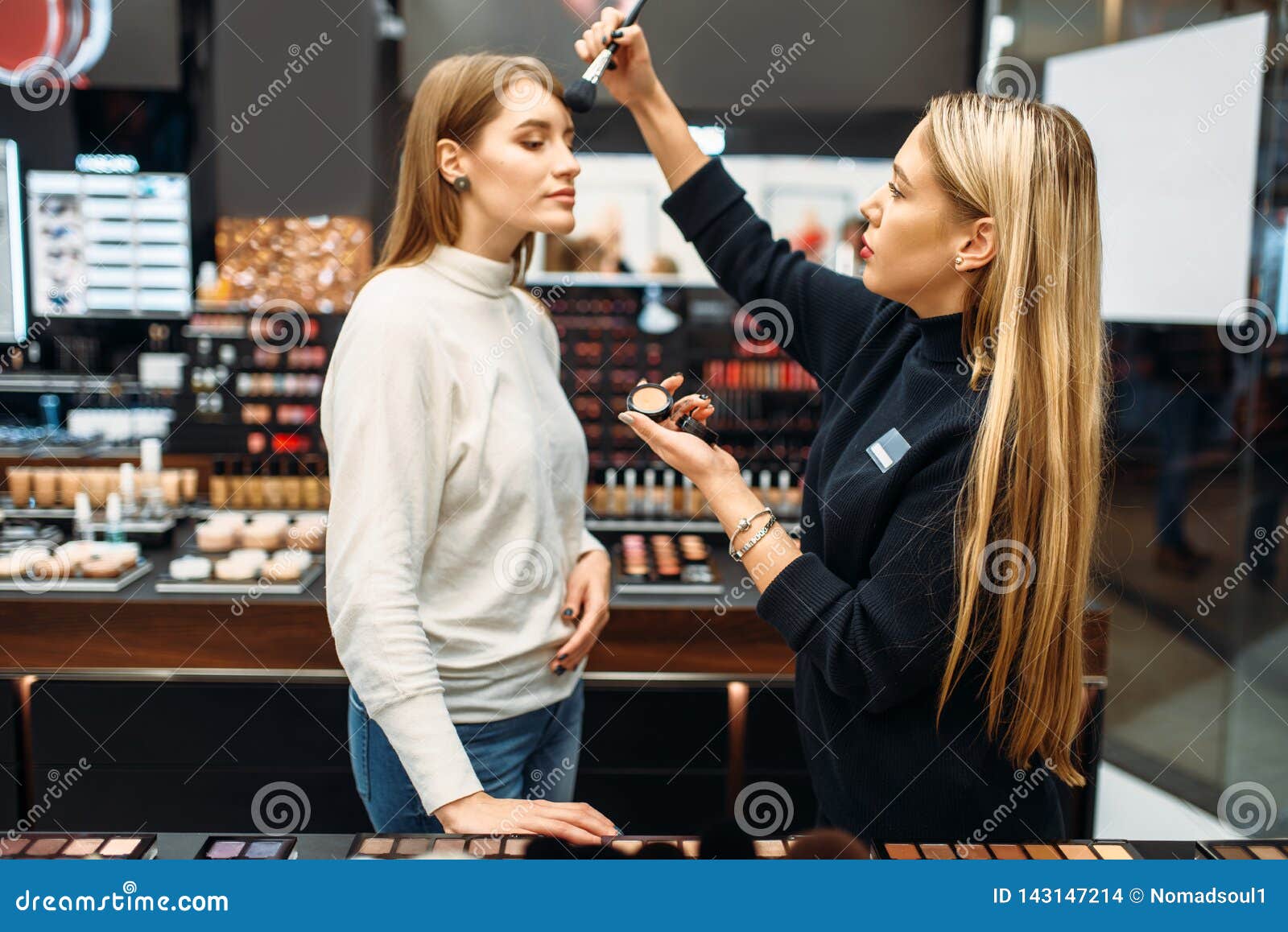 Polvo De Prueba Del Vendedor Y De La Mujer En Tienda Del Maquillaje Foto de  archivo - Imagen de atractivo, cosmético: 143147214