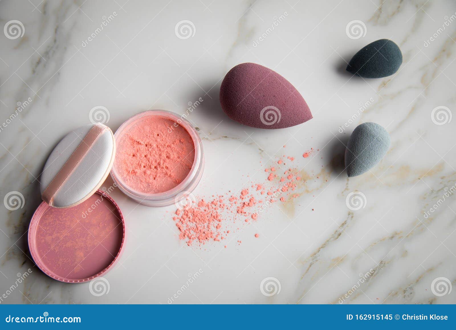 Polvo Suelto De Maquillado Con Esponja Mezcladora Sobre Mesa De Belleza De Mármol Imagen de archivo - Imagen de hermoso, crisol: 162915145 Polvo Suelto De Maquillado Con Esponja Mezcladora Sobre Mesa De Belleza De Mármol Imagen de archivo - Imagen de hermoso, crisol: 162915145