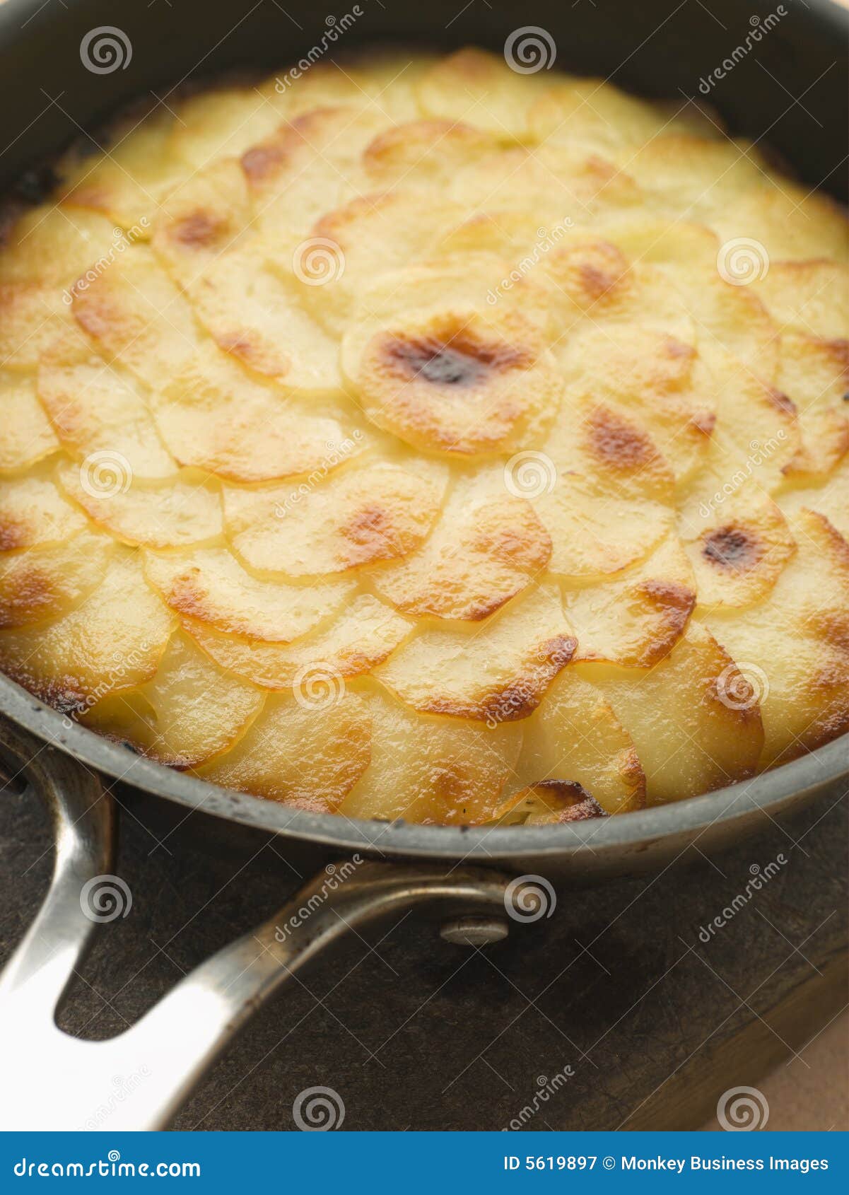 pomme anna cake in a frying pan