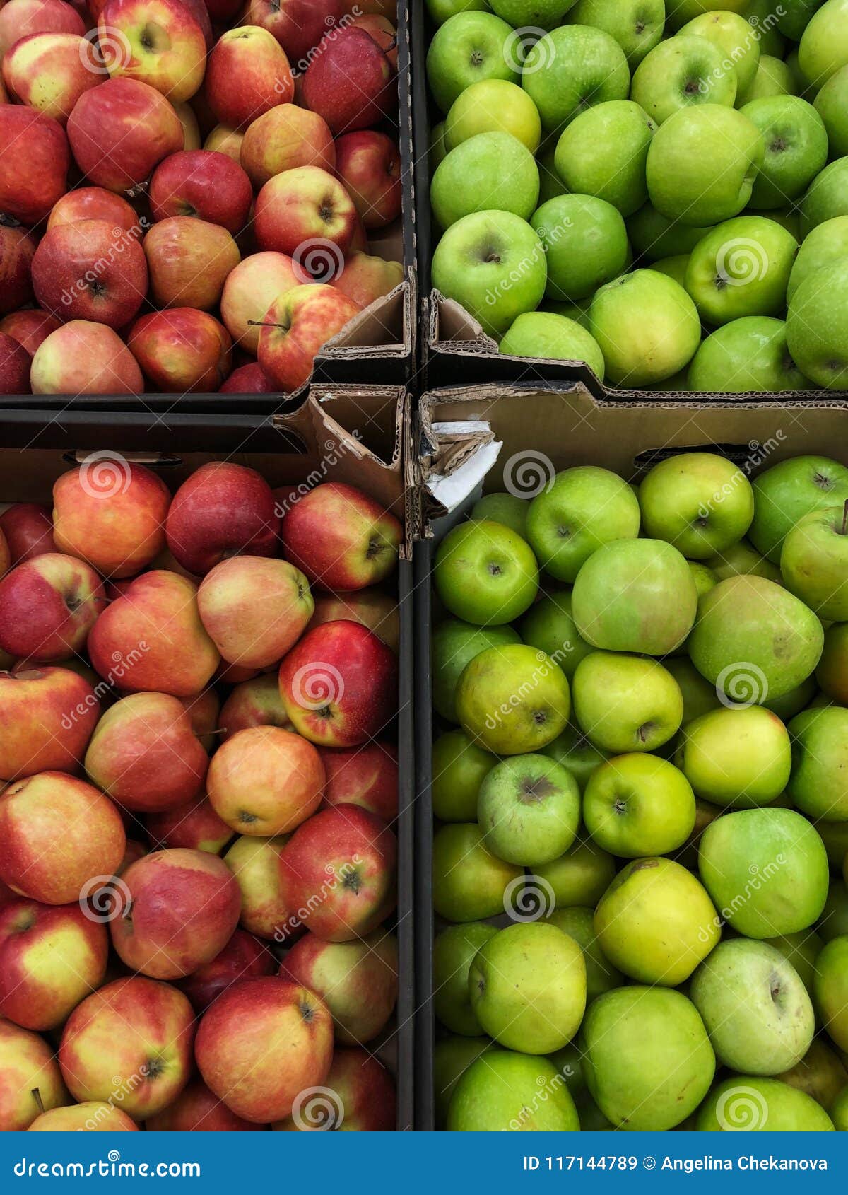 Pommes rouges et vertes fraîches sur la vue du marché