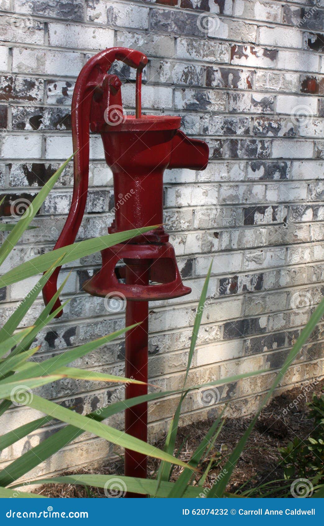 Pompe Eau Old Hand Côté D'un Puits Fermé Pompe Manuelle image