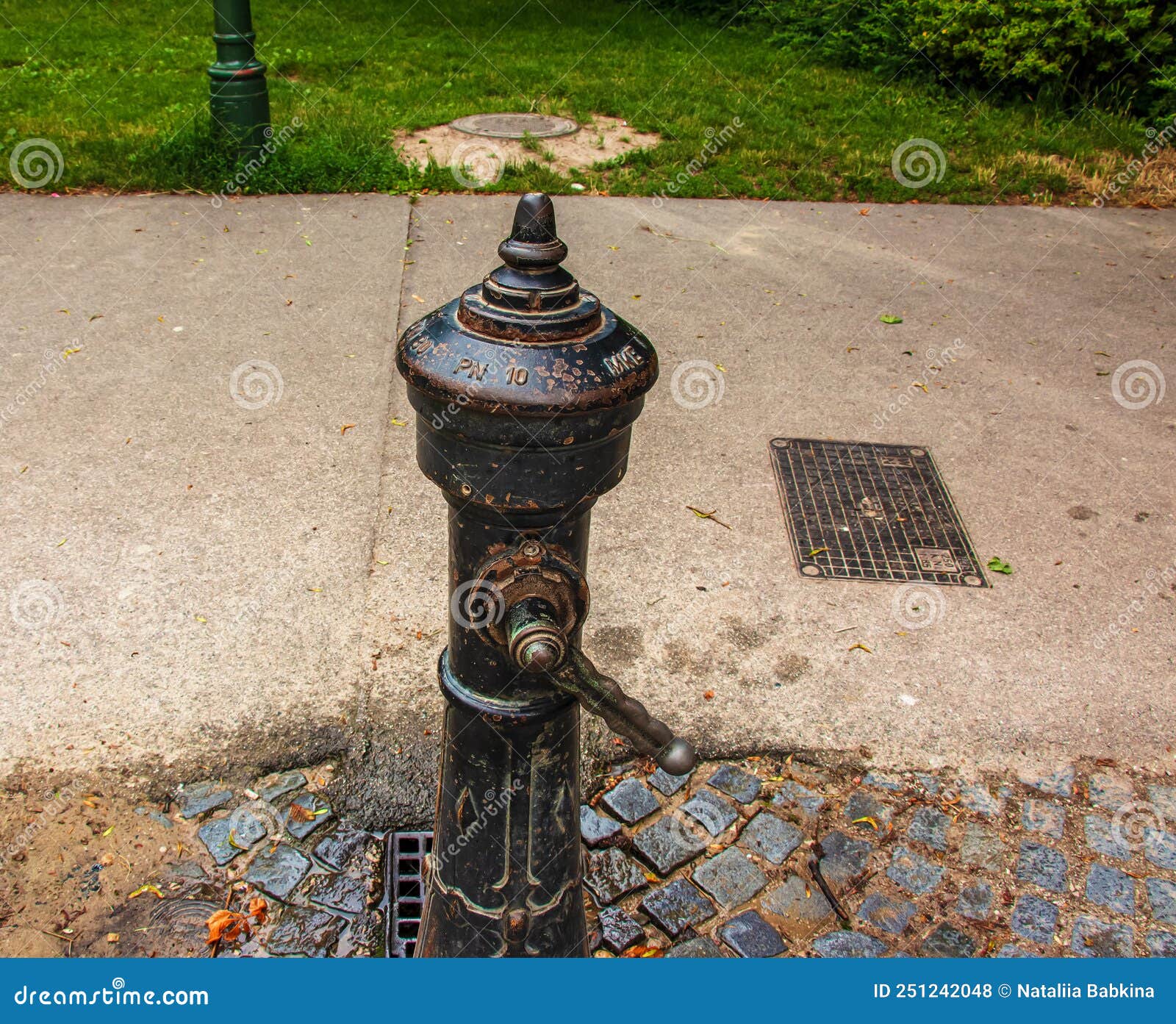 Pompe De Forage Rétro Sur Une Pompe D'eau Manuelle Vieux De Jour