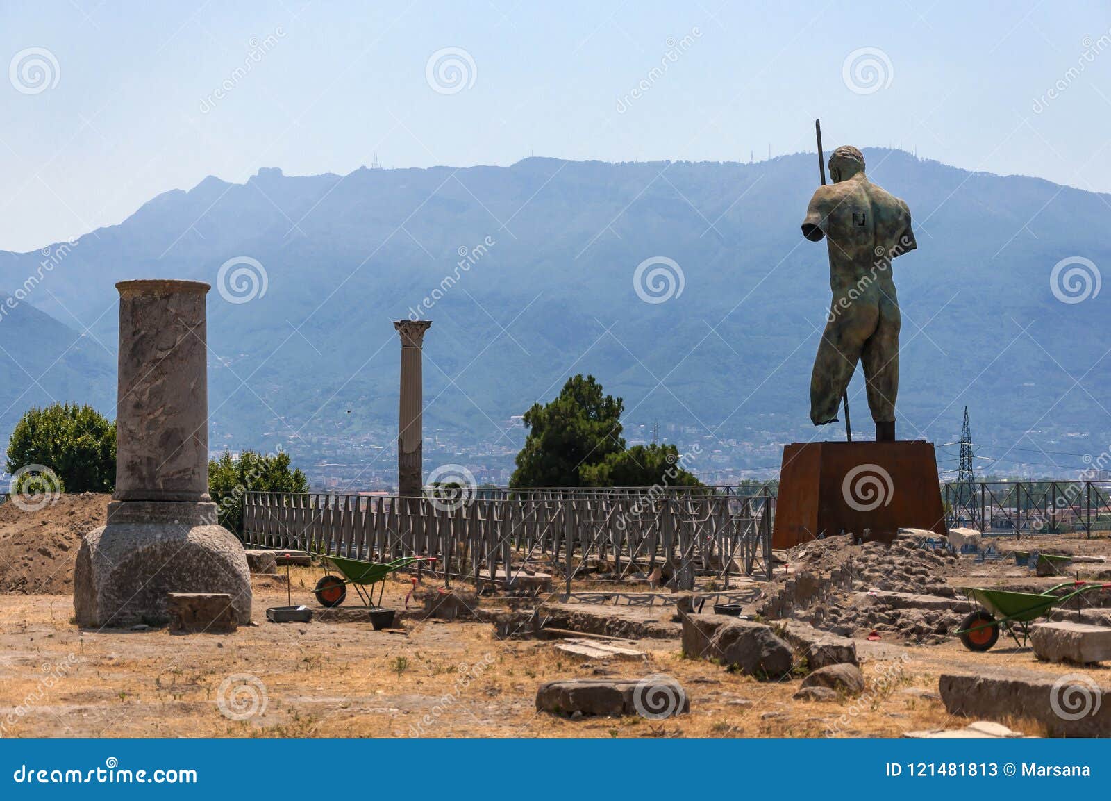 Ruines de Roman Pompeii, statue en bronze de Dedalo par Igor Mitoraj dans REGIO VIII