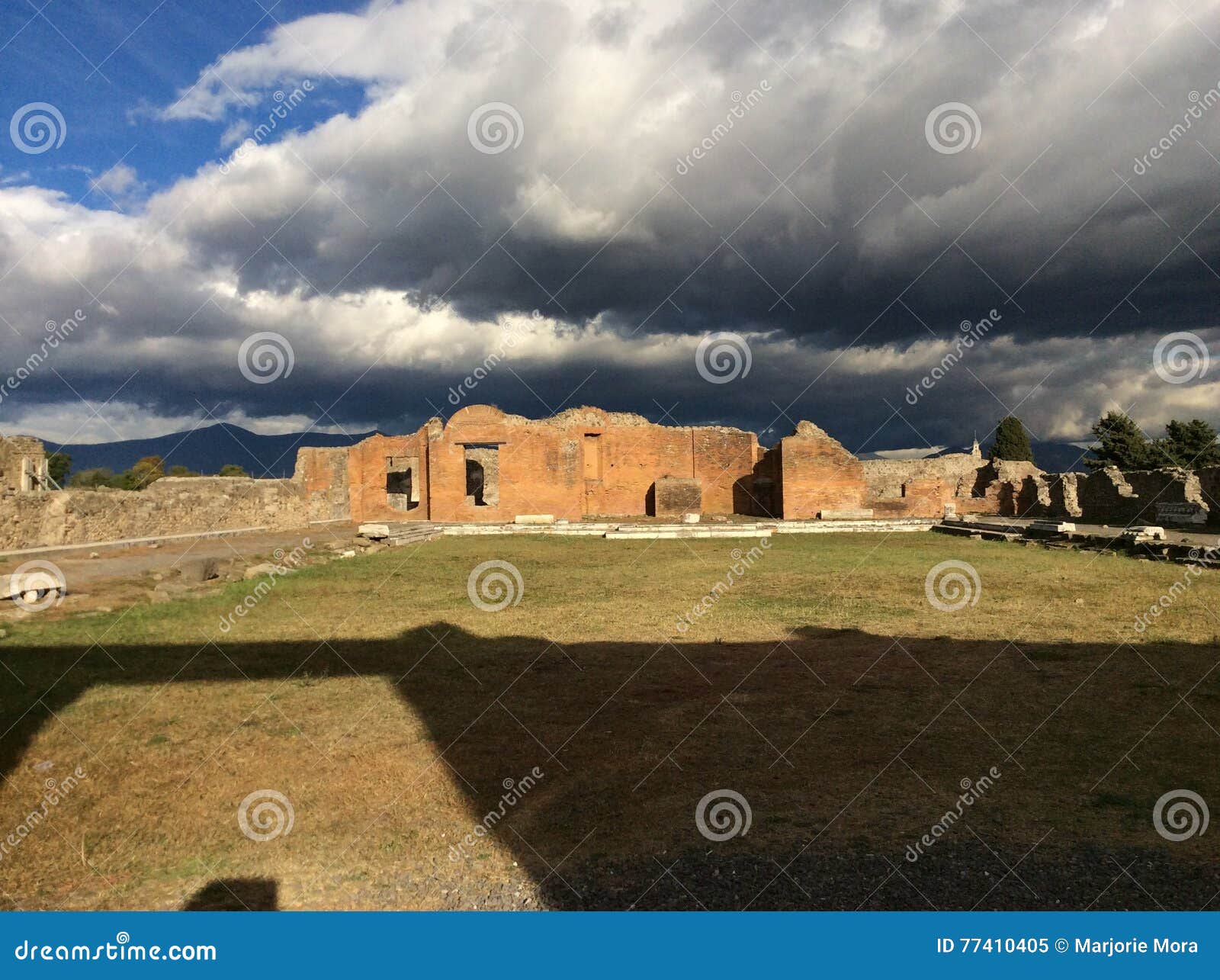 Pompeii. Se nubla el viaje de Italia de la puesta del sol de Pompeya