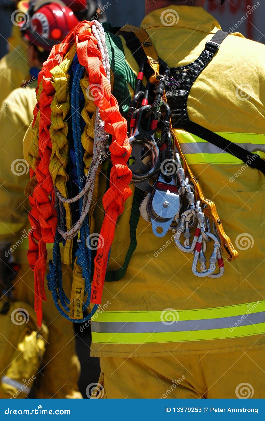 Pompiere e attrezzature di soccorso. Pompiere le attrezzature di soccorso sulla spalla