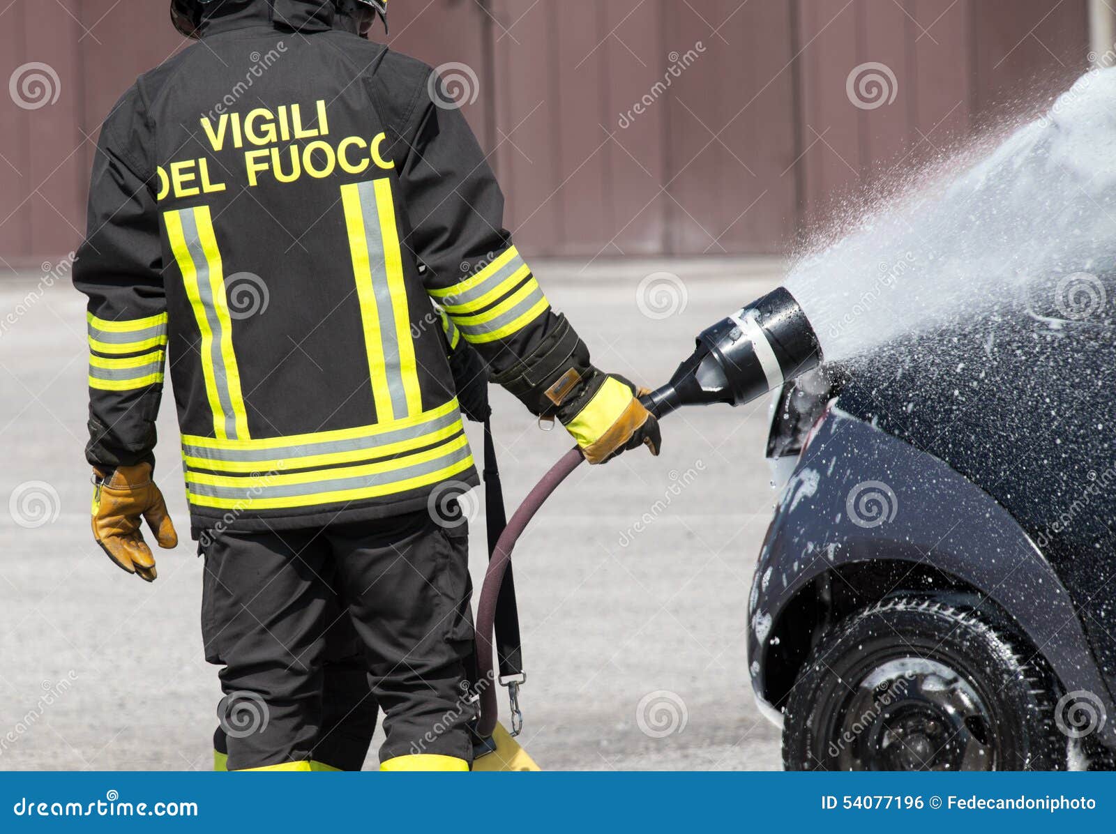 Allontana Un Oggetto Per Mettere A Fuoco Pompiere Nell'azione Con Schiuma Per Mettere Fuori Il Fuoco Fotografia