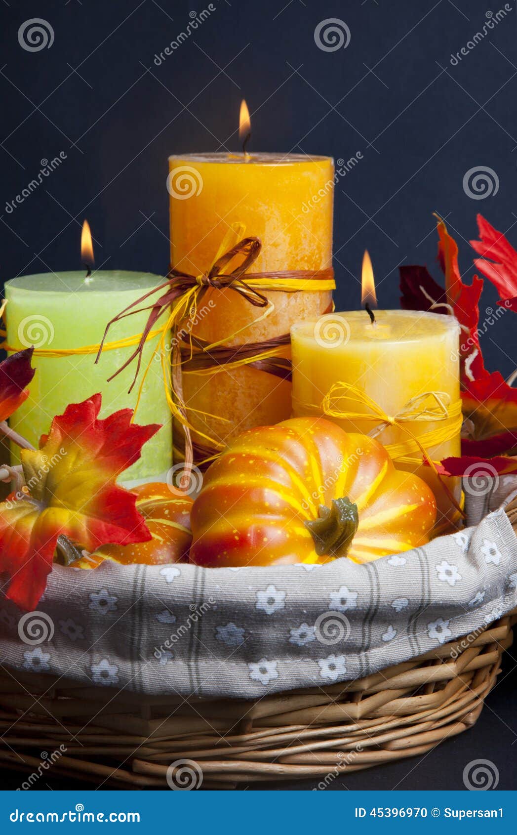 Pompoen voor Halloween met kaarsen in de mand op een donkere achtergrond