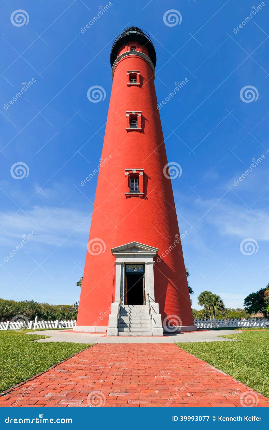 Hier gefotografeerd vanuit een lage, brede invalshoek, distinctieve rode Ponce DE Leon Inlet Lighthouse, langst in Florida, bevindt zich zuiden van Daytona.
