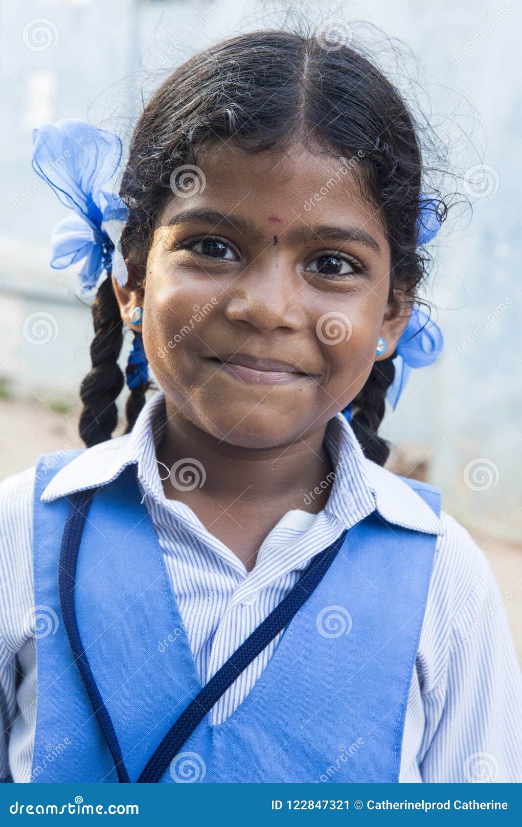 Portrait of Unidentified Indian Poor Kid Girl Child is Smiling Outddor in  the Street Editorial Photo - Image of beggar, girl: 122847321