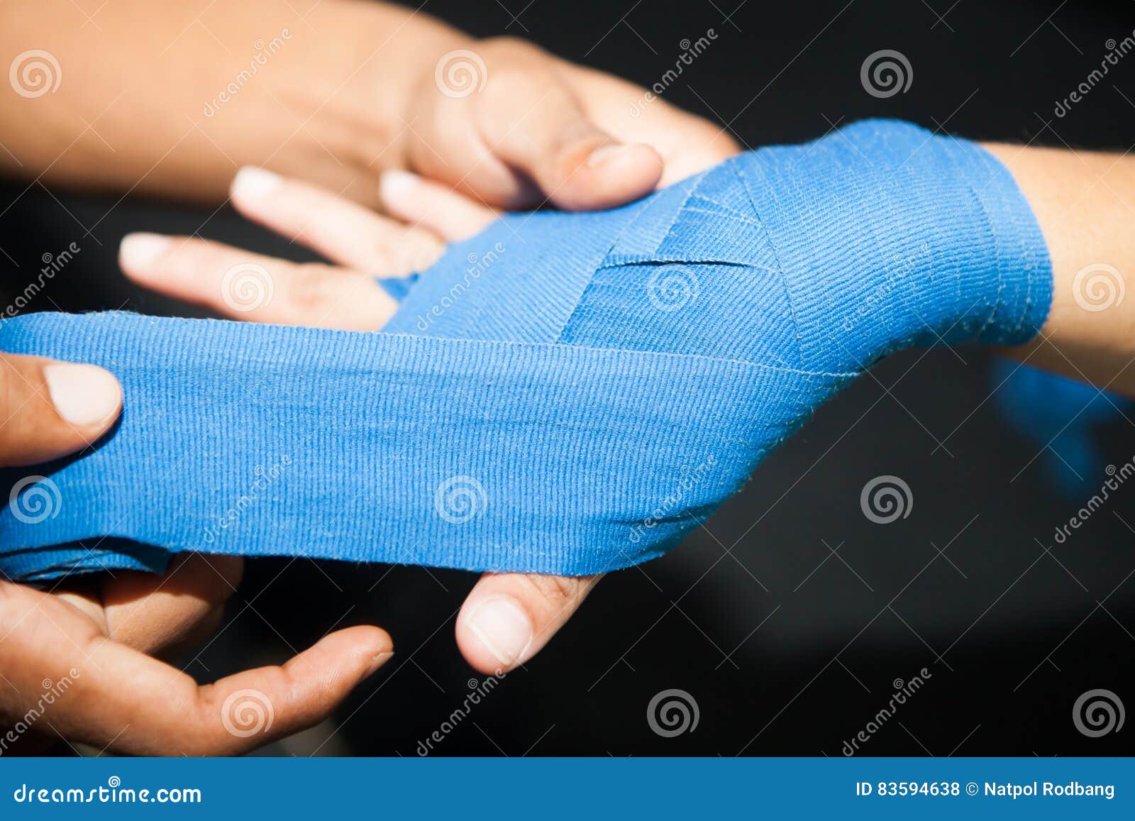 Poner El Vendaje Del Boxeo En La Mano De La Mujer Foto de archivo - Imagen  de dedos, sportswear: 83594638