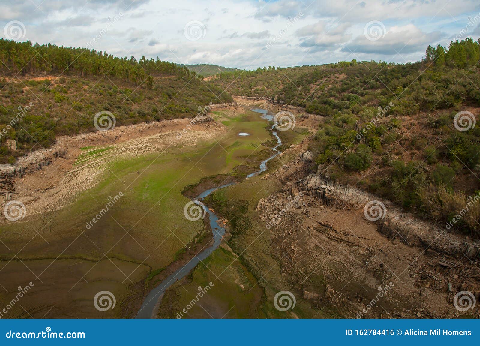 the ponsul river is a affluent of the tejo river, in portugal, and is a very large river. at this time it is completely dry, witho