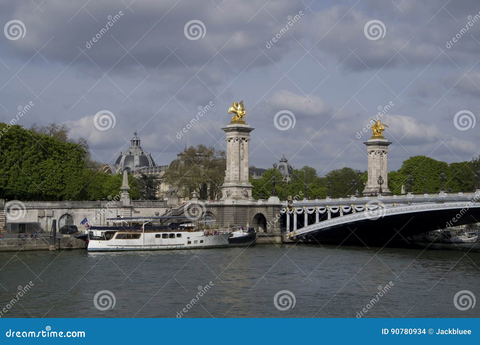 Pont Alexandre III immagine stock editoriale. Immagine di fiume - 90780934