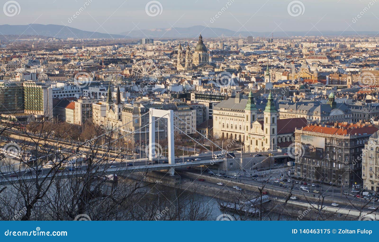 Pont Delisabeth Et Basilique De St Stephen Dans Lâ De