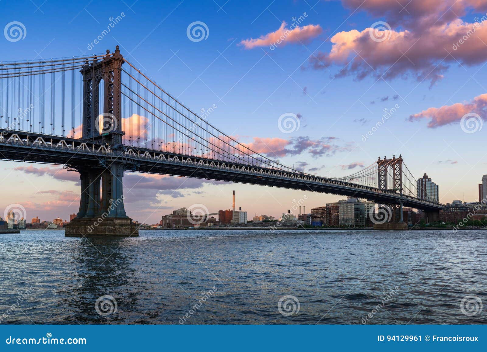 Pont De Manhattan Et Least River Au Coucher Du Soleil New
