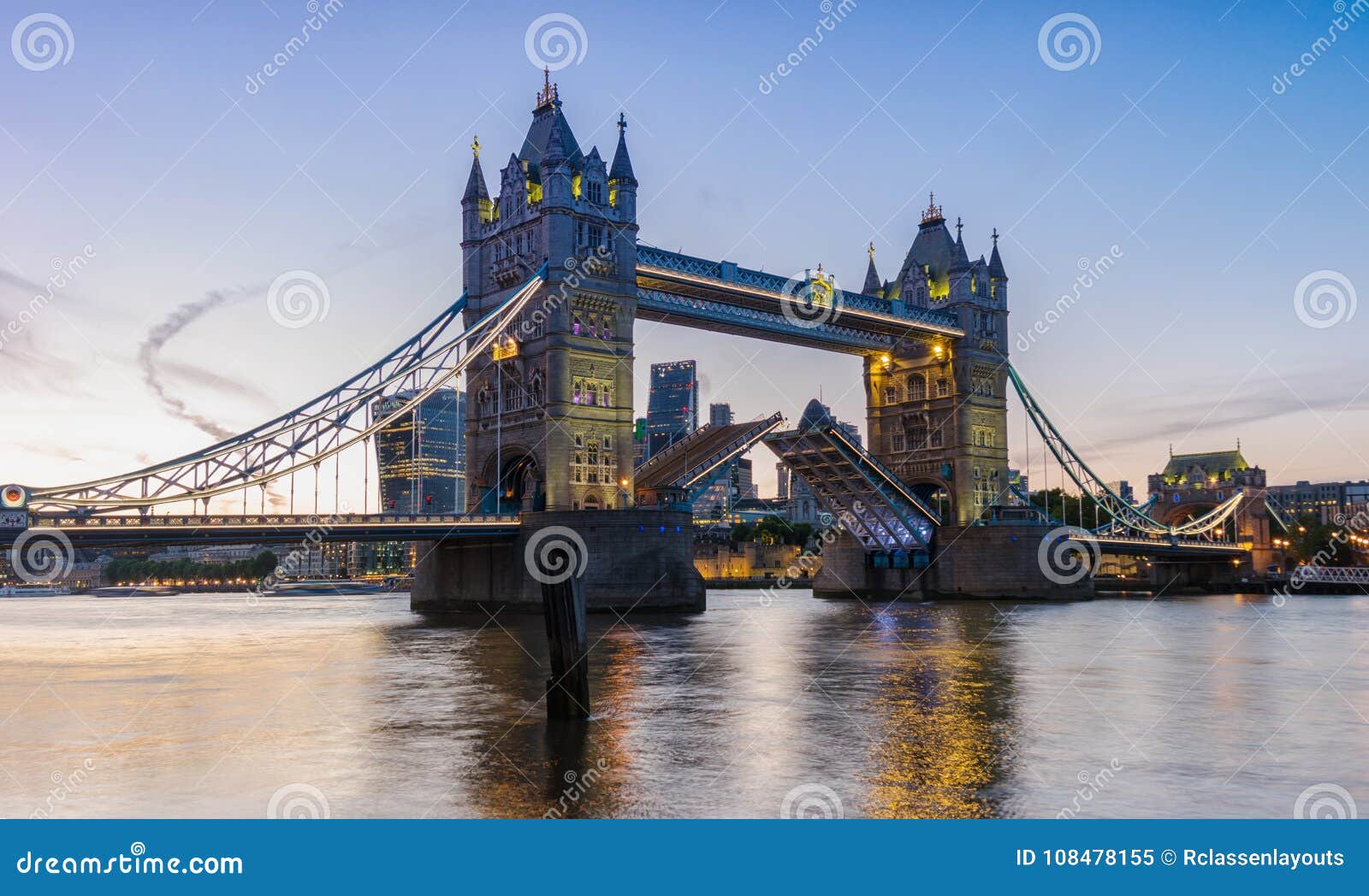 Pont De Tour à Londres Au Coucher Du Soleil R U Ouverture