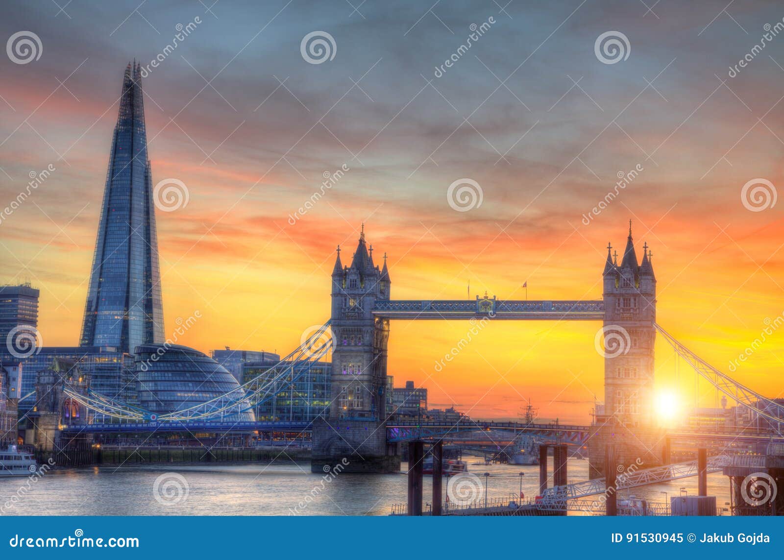 Pont De Tour De Londres Avec Les Gratte Ciel Modernes Dans