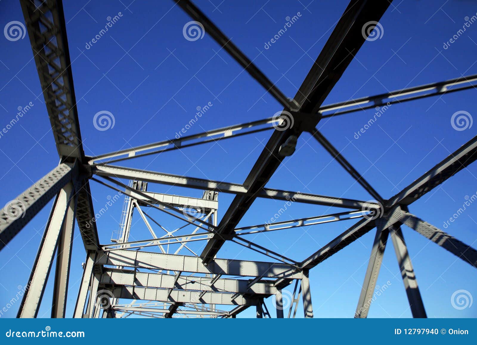 Pont en métal avec un ciel bleu clair